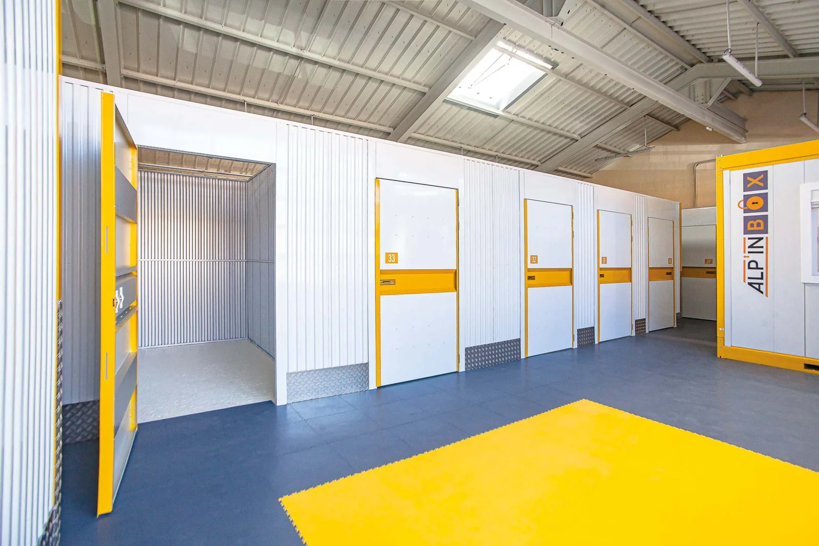 Vue d’ensemble des box blancs et jaunes du centre ALP’IN BOX à Poisy