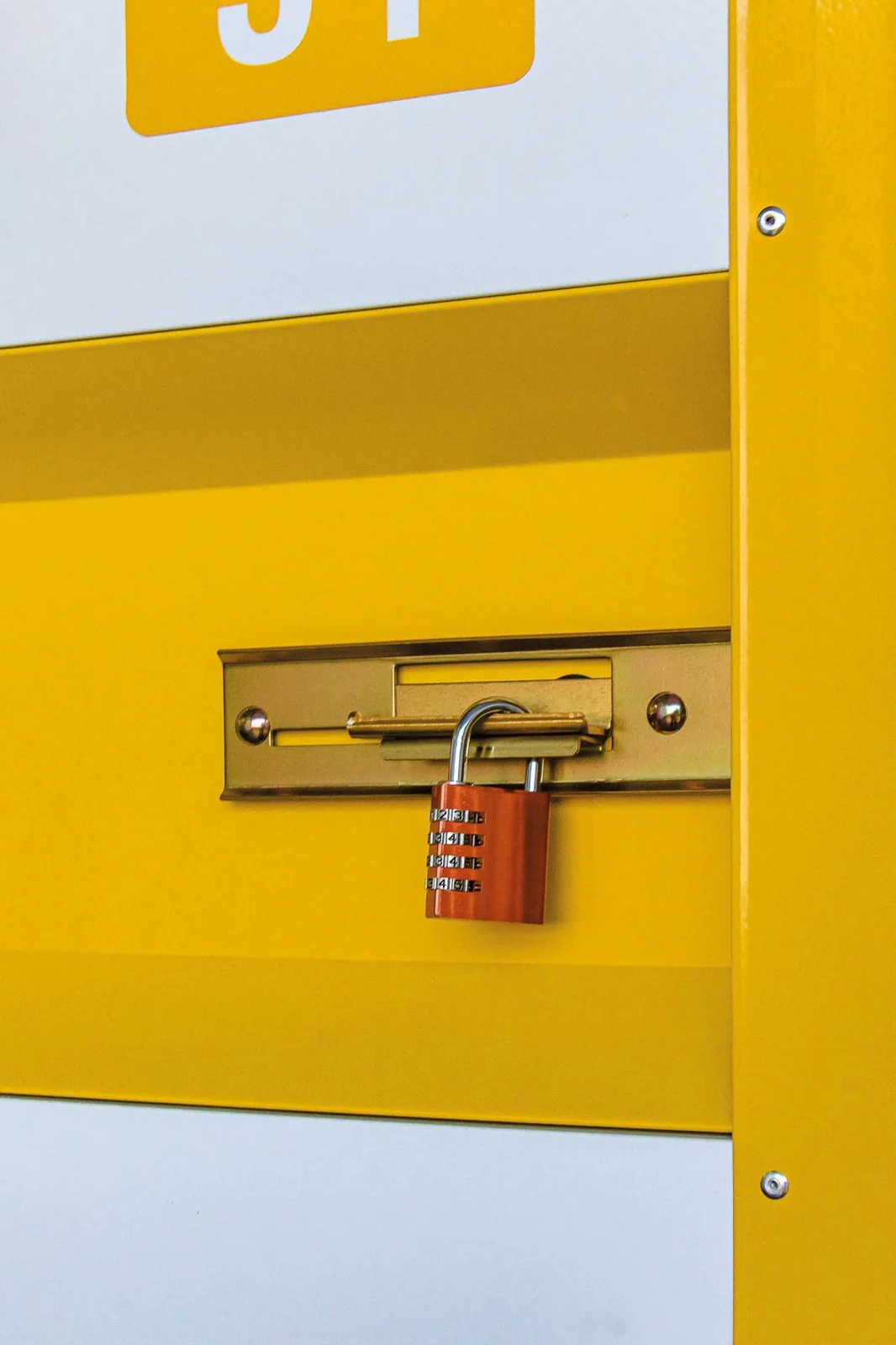 Cadenas personnel fermant la porte d’un box à Poisy