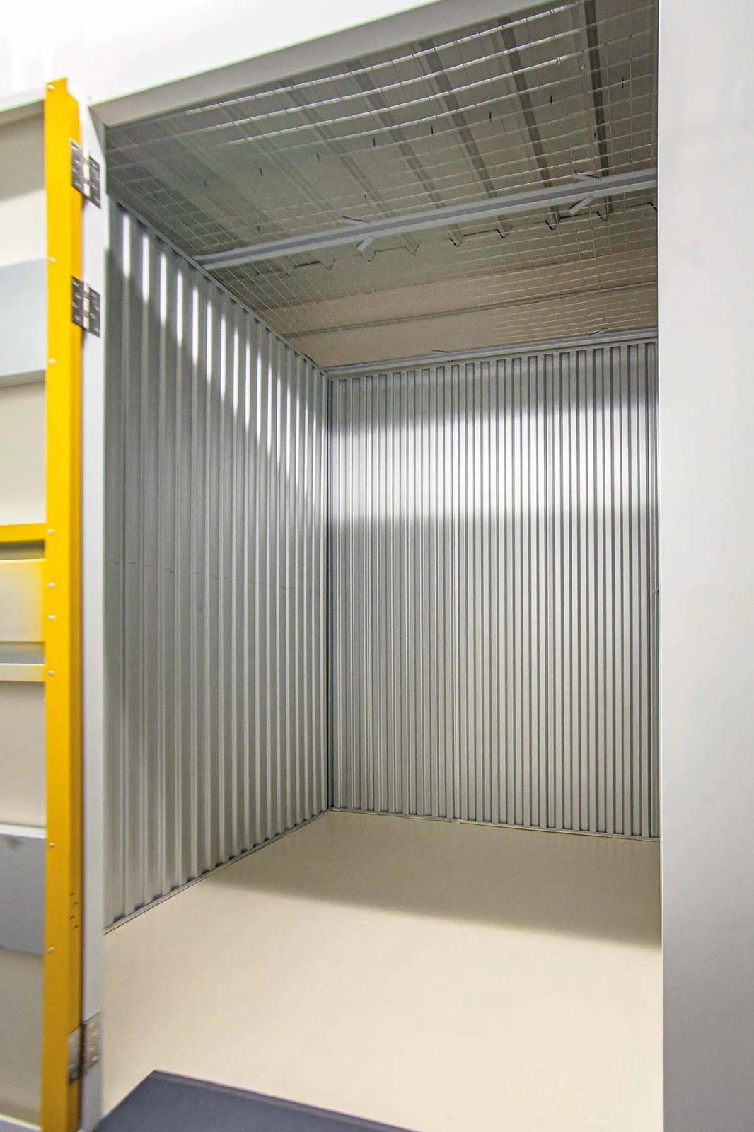 Box de stockage de taille moyenne, parois métalliques et sol propre