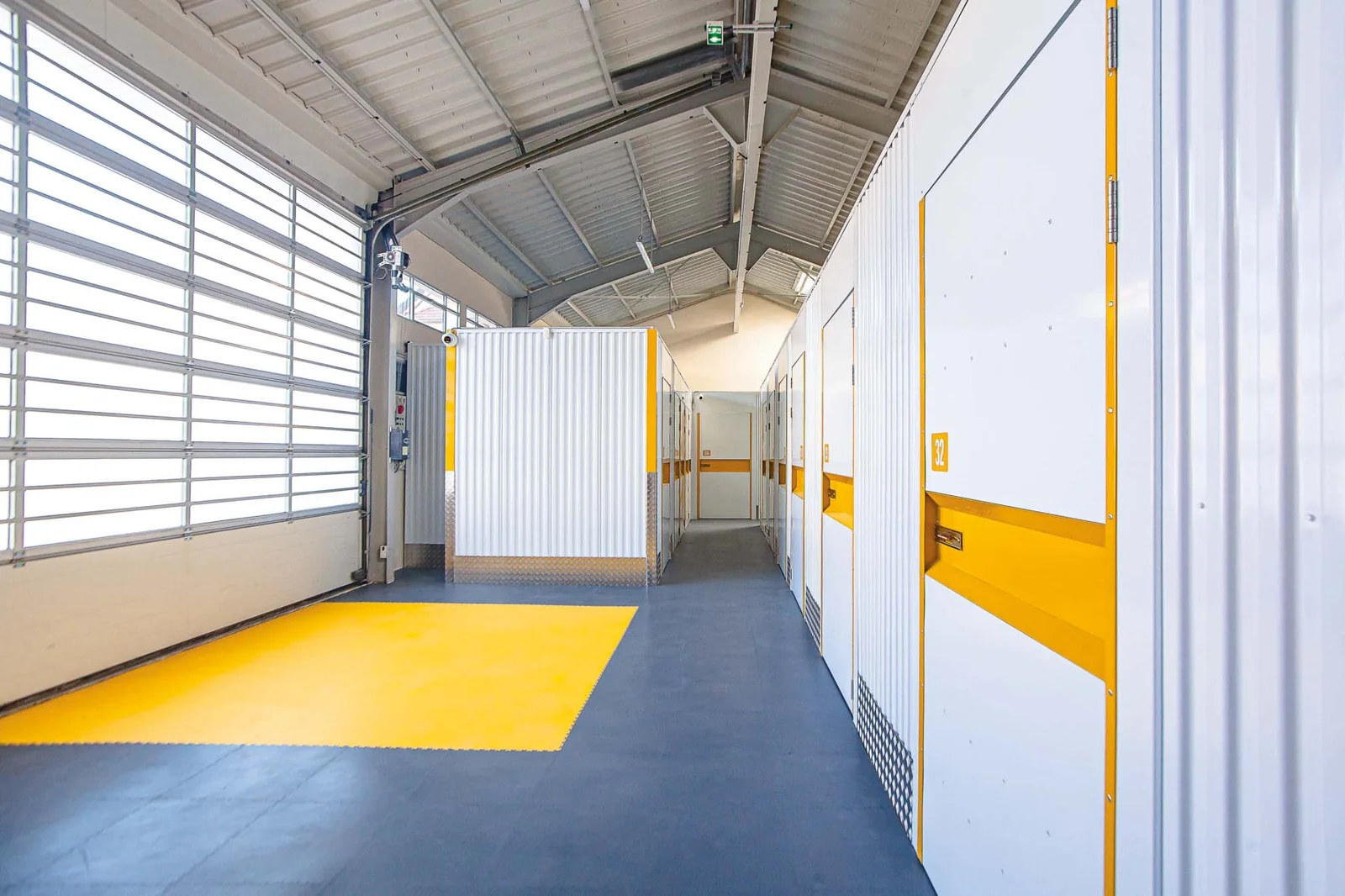 Vue des box et de l’espace de circulation du centre de Poisy