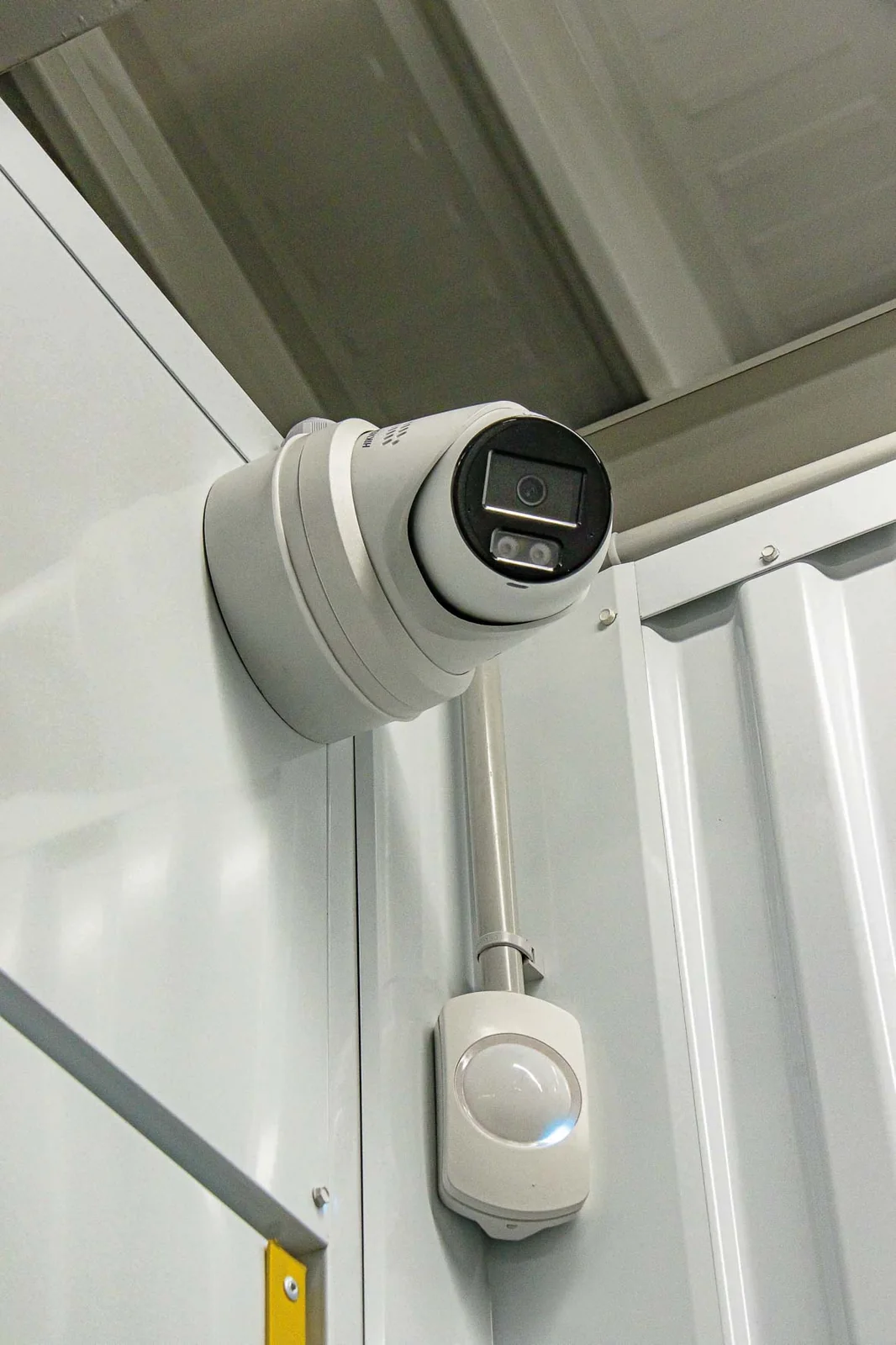 Caméra de vidéosurveillance et détecteur installés dans le centre
