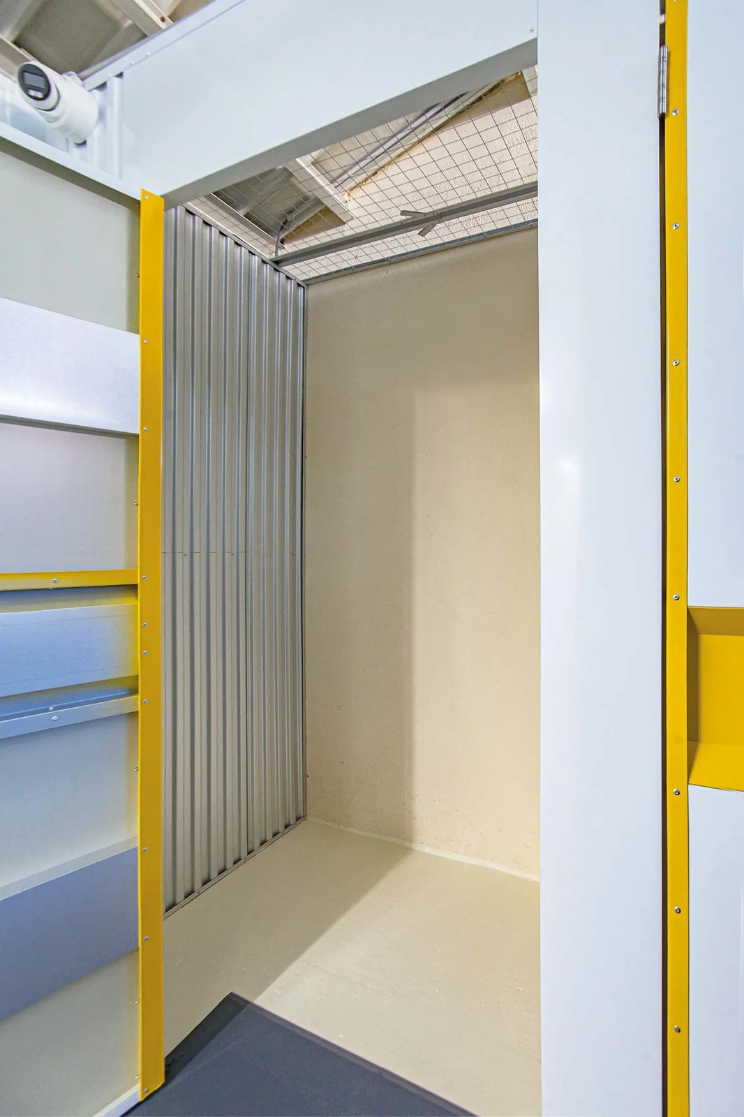 Intérieur d’un petit box ALP’IN BOX à Poisy, porte ouverte